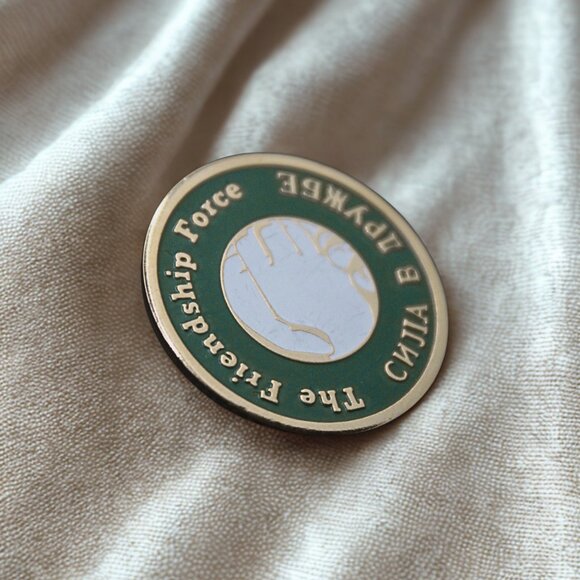 1977 Vintage The Friendship Force Green and Gold Lapel Pin - Picture 1 of 8